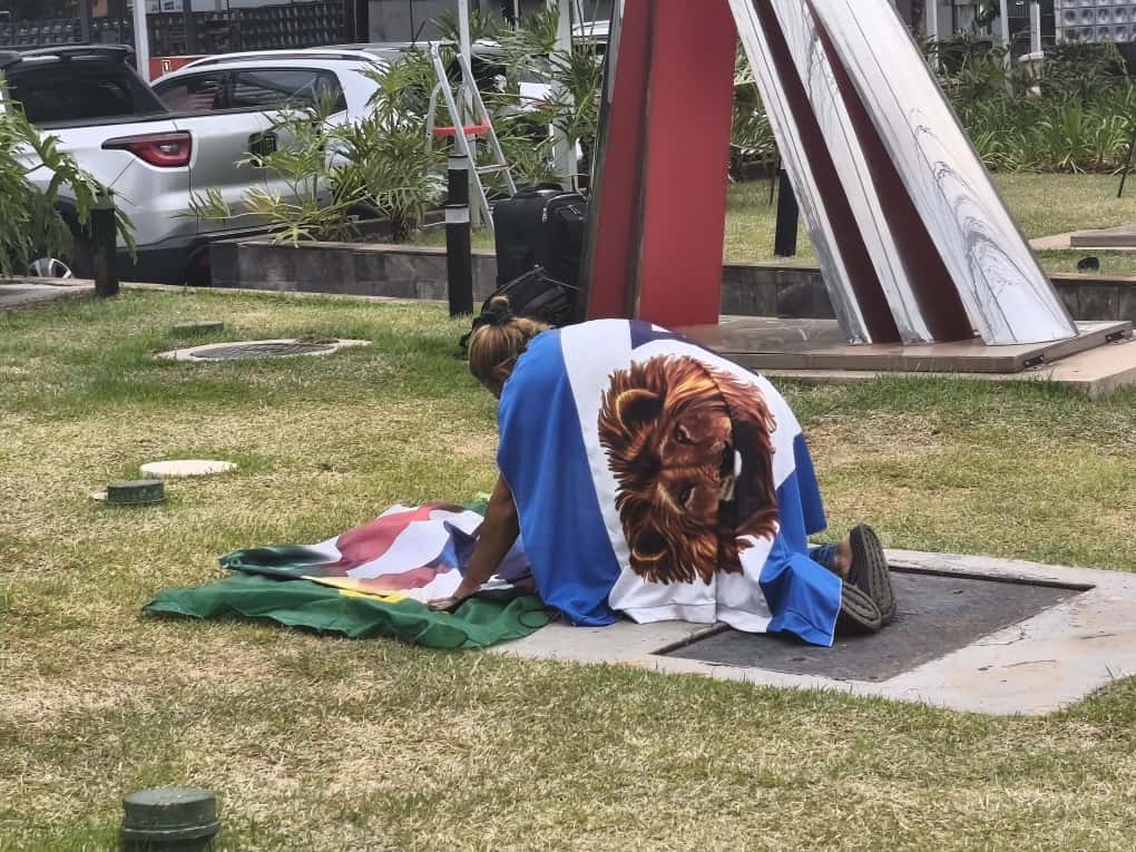 ‘Vigília’ pela internação de Bolsonaro em Brasília mobiliza mais jornalistas do que apoiadores