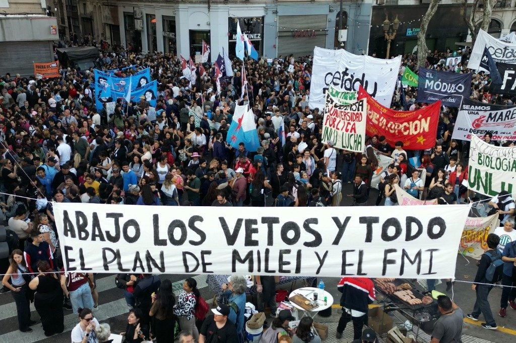 Argentinos marcham contra vetos de Milei a fundos para educação e saúde