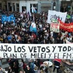 Argentinos marcham contra vetos de Milei a fundos para educação e saúde