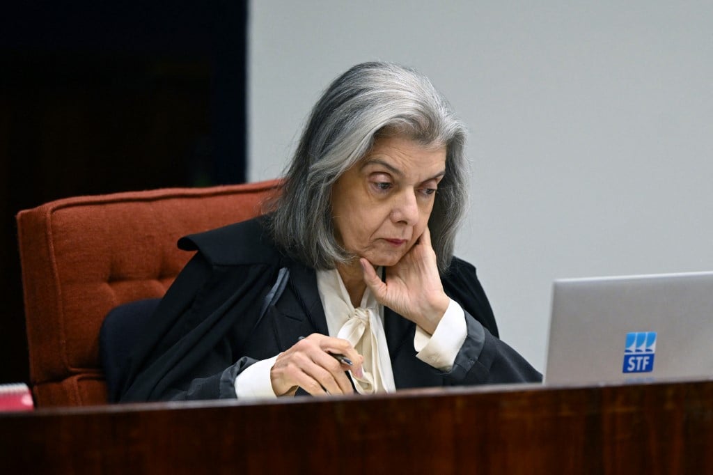 Cármen Lúcia repudia censura e cassa decisão que d