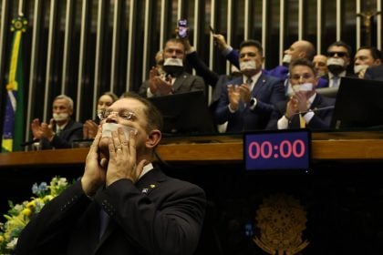 O que diz o novo projeto do PL para anistiar Bolsonaro e recolocá-lo nas urnas em 2026