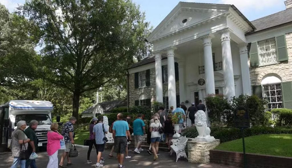 Justiça dos EUA condena mulher por tentar se apropriar de casa de Elvis Presley