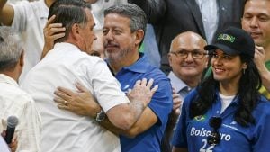 O que Bolsonaro espera de Lira na véspera do julgamento do golpe