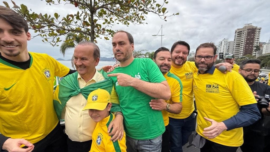 De olho no Senado, Carlos Bolsonaro participa de ato ao lado de governador de SC