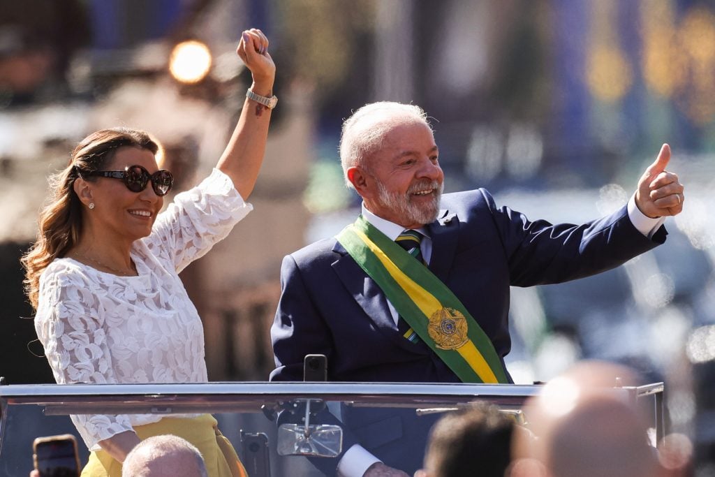 Lula e ministros acompanham desfile; público entoa ‘sem anistia’