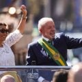 Lula e ministros acompanham desfile; público entoa ‘sem anistia’
