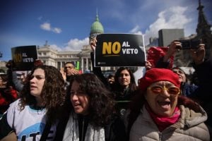 Congresso da Argentina reverte pela 1ª vez um veto de Milei