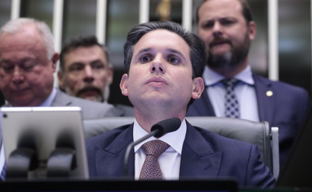 A mensagem de Motta ao PT e ao PL após a Câmara acelerar anistia a golpistas