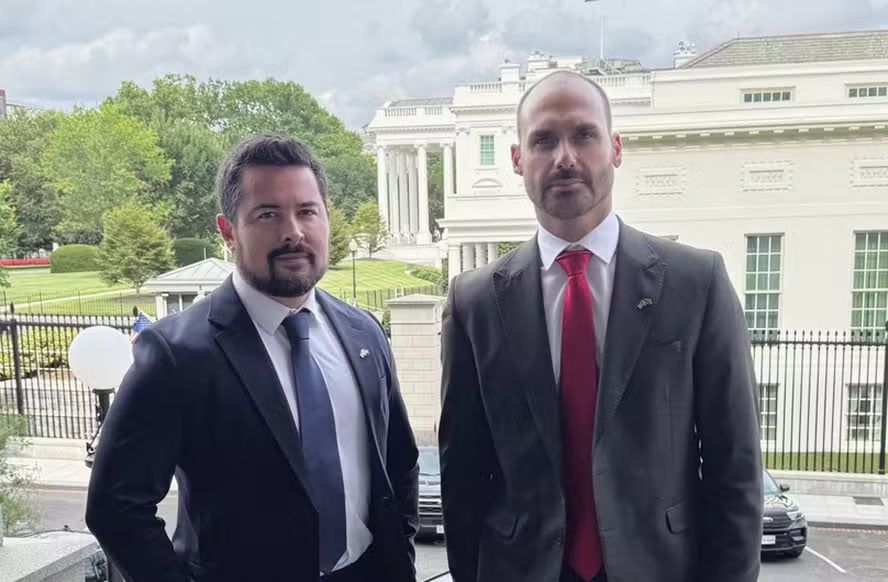 PGR denuncia Eduardo e Paulo Figueiredo por coação para beneficiar Jair Bolsonaro