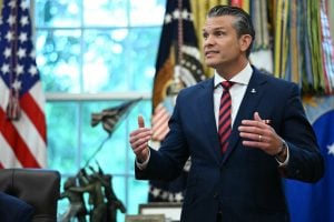 Chefe do Pentágono faz visita surpresa a Porto Rico
