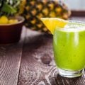 7 sucos com abacaxi para ajudar a desintoxicar o organismo