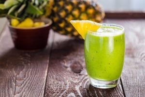 7 sucos com abacaxi para ajudar a desintoxicar o organismo