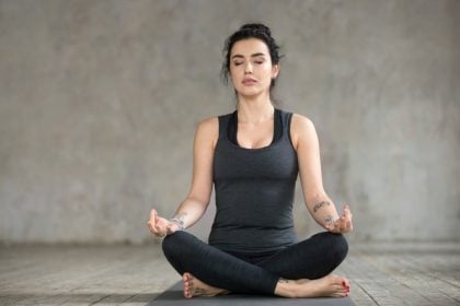 5 posturas de ioga para melhorar a saúde sexual feminina