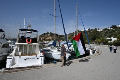 Flotilha com ajuda para Gaza diz que outro de seus barcos foi atacado por suposto drone