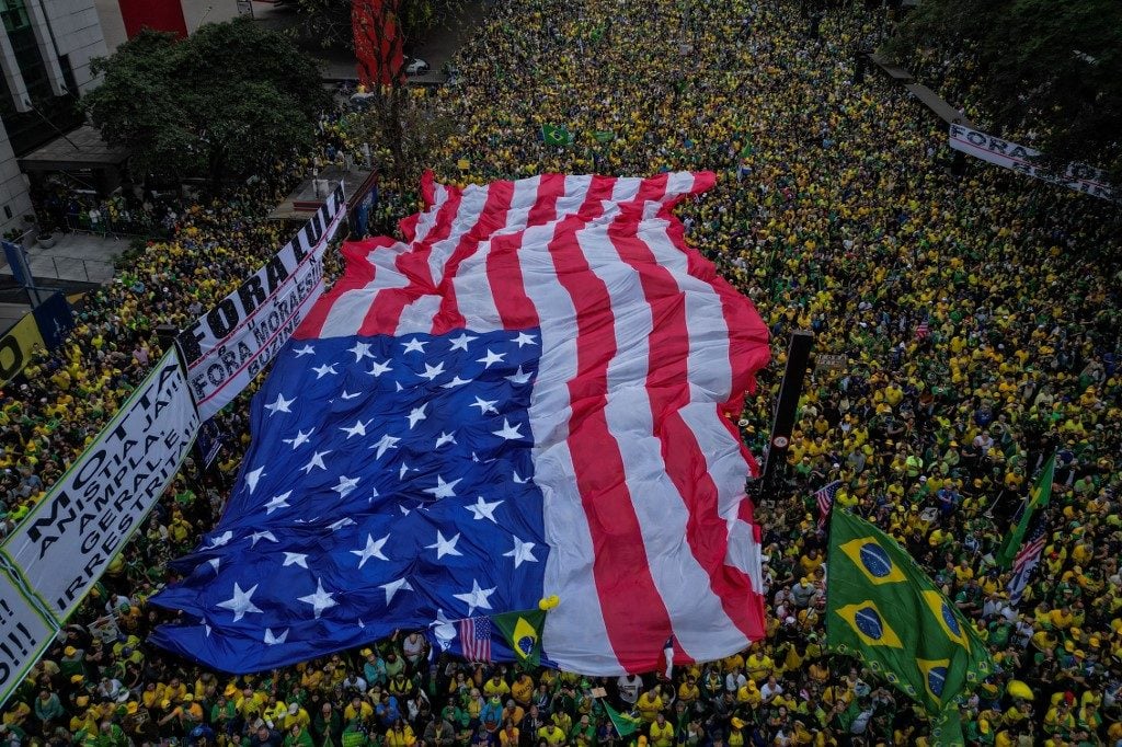 Deputados acionam a PF para saber se bandeira dos EUA em ato bolsonarista veio da NFL