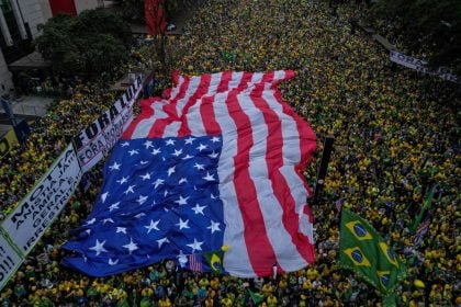 Deputados acionam a PF para saber se bandeira dos EUA em ato bolsonarista veio da NFL