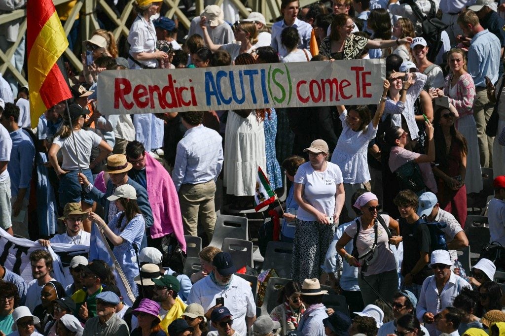 Milhares de fiéis celebram a canonização do 1º santo millennial no Vaticano