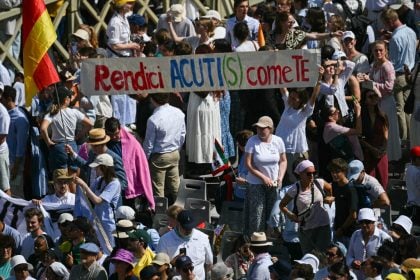 Milhares de fiéis celebram a canonização do 1º santo millennial no Vaticano
