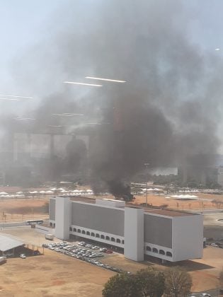 PM detém suspeito de incendiar banheiro químico na Esplanada dos Ministérios
