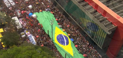 Em resposta a Bolsonaro, ato contra anistia em São Paulo tem bandeira gigante do Brasil