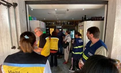 Polícia interdita bar nos Jardins por suspeita de venda de bebida com metanol