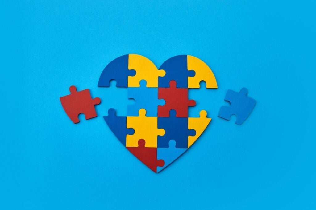 Entenda como a deslegitimação do diagnóstico impacta os autistas