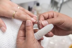 7 riscos de roer as unhas e como parar com esse hábito