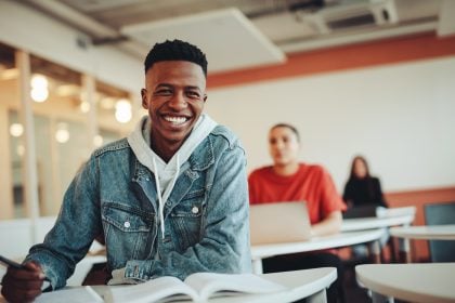 Empresas podem reduzir desemprego juvenil com oportunidades reais de trabalho e formação