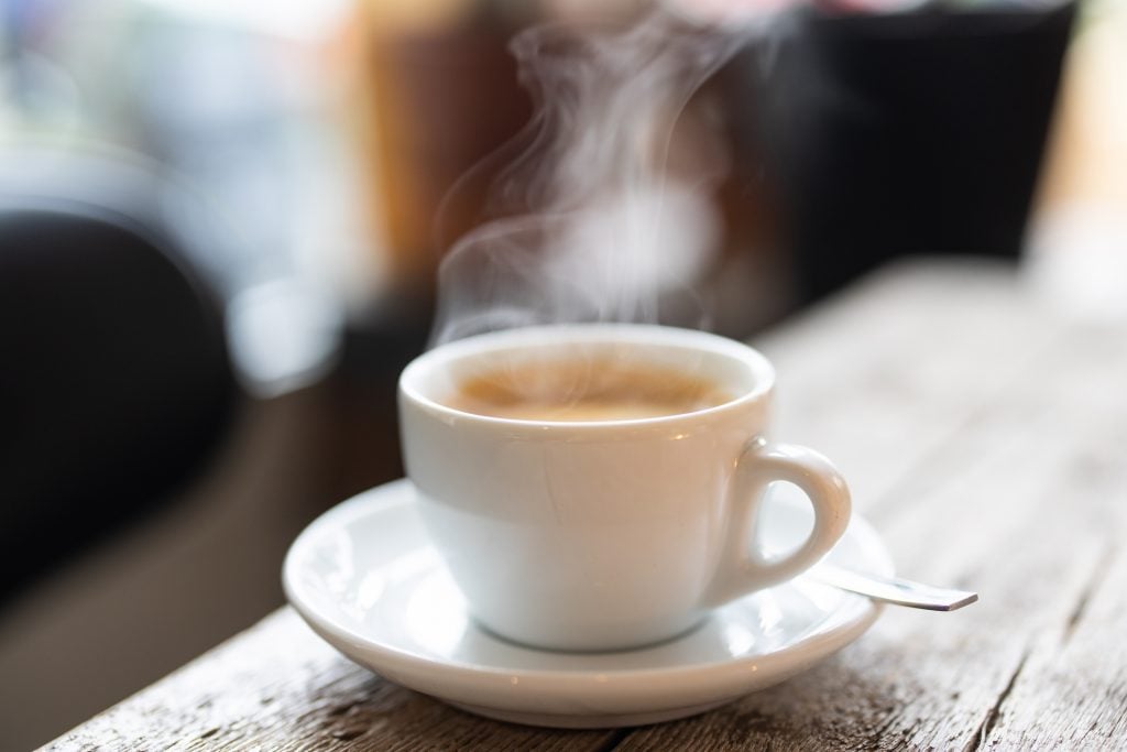 Cafezinho sobe 15% em 2025 e vira vilão nas contas em restaurantes