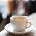 Cafezinho sobe 15% em 2025 e vira vilão nas contas em restaurantes