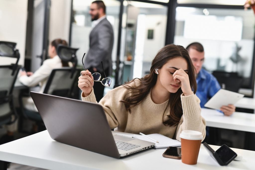 Executivos veem produtividade com IA, mas trabalhadores relatam sobrecarga