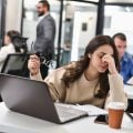 Executivos veem produtividade com IA, mas trabalhadores relatam sobrecarga