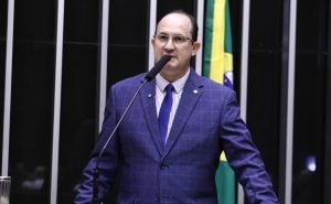 Quem é o deputado que perderá o mandato com o retorno de Celso Sabino à Câmara