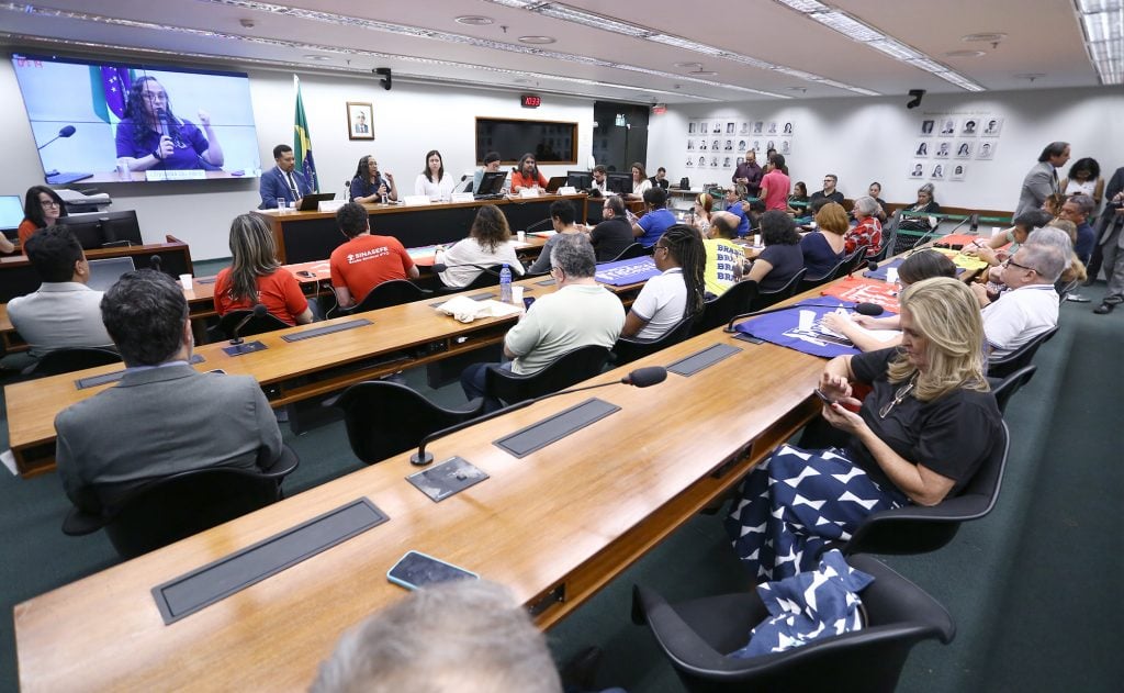 Projeto que proíbe nomear condenados por racismo em concursos públicos avança na Câmara