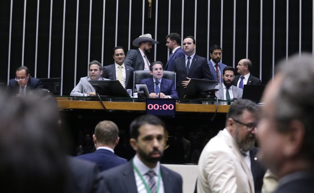 Maus-tratos, uso do Pantanal e apoio a mães: as votações na Câmara em meio ao julgamento do golpe
