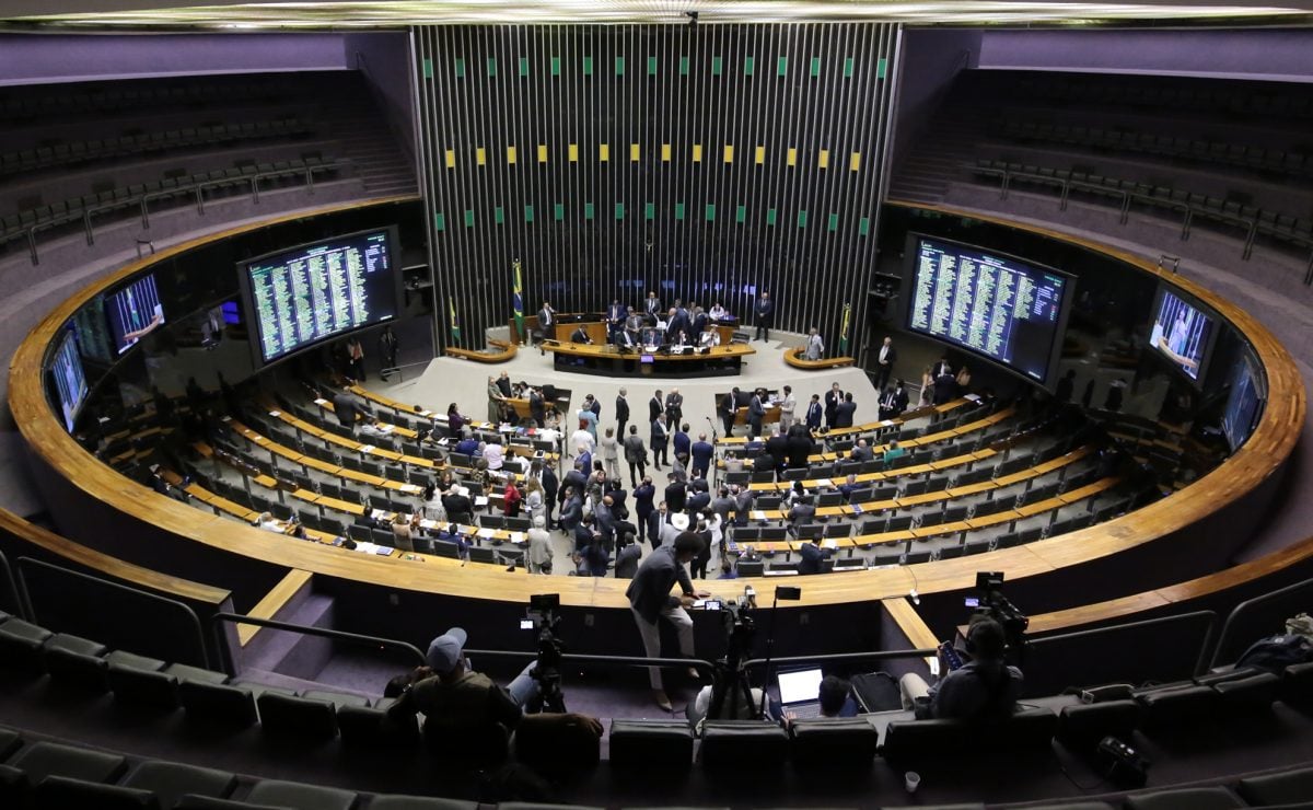 Repercussão negativa faz deputados pedirem desculpas por voto na PEC da Blindagem