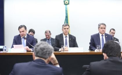 Comissão aprova proposta que eleva Fundo Eleitoral de 2026 para R$ 4,9 bilhões