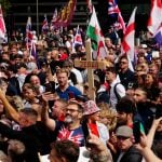 Mais de 100 mil pessoas participam de protesto em Londres convocado por ativista de extrema direita