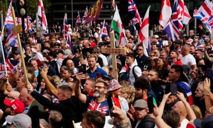 Mais de 100 mil pessoas participam de protesto em Londres convocado por ativista de extrema direita