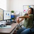 6 exercícios para aliviar dores causadas pelo trabalho no computador