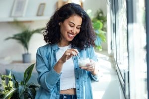 7 benefícios do iogurte natural e formas criativas de usá-lo