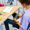 Veto aos celulares melhora percepção de aprendizagem e convivência nas escolas