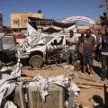 Israel bombardeia Gaza; Hamas continua examinando plano de paz de Trump