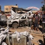 Israel bombardeia Gaza; Hamas continua examinando plano de paz de Trump