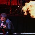 Em meio à crise política, Milei lança livro e canta rock