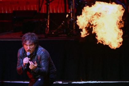 Em meio à crise política, Milei lança livro e canta rock