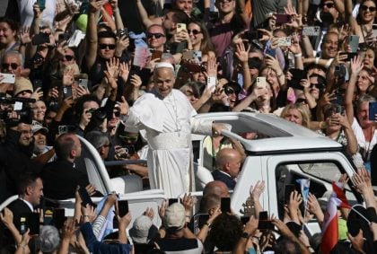Papa prioriza amor aos pobres em sua primeira exortação apostólica