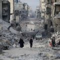 Palestinos encontram Cidade de Gaza devastada antes que Hamas comece a libertar reféns