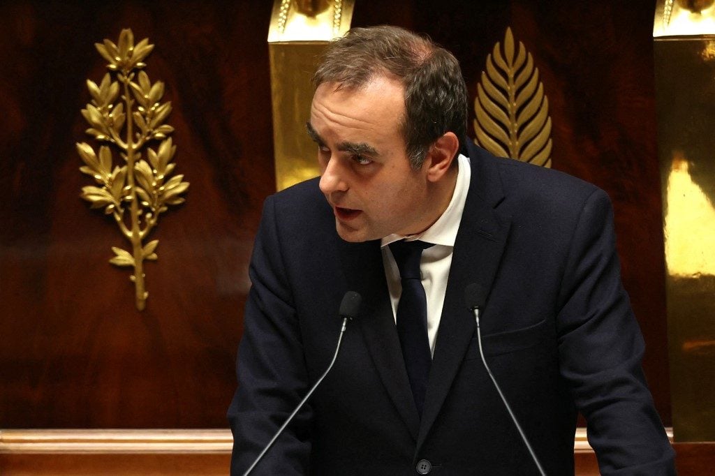 Primeiro-ministro da França sugere suspender reforma da previdência para superar crise política