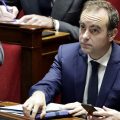 Primeiro-ministro francês escapa de censura, mas enfrentará teste no orçamento com pressão da esquerda